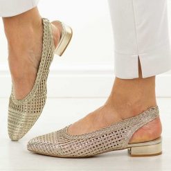 Złote przewiewne baleriny damskie T.Sokolski 147. Żółte baleriny damskie Sokolski, na lato, w ażurowe wzory, z jeansu, biznesowe, bez obcasa, na obcasie. W wyprzedaży za 157.52 zł.