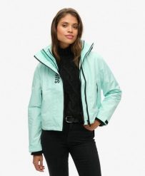 Kurtka przeciwwiatrowa z kapturem i haftem SD od SUPERDRY. Niebieskie kurtki damskie Superdry., xs, bez wzorów, z kapturem. Za 396.80 zł.