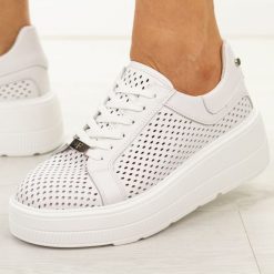 Białe skórzane ażurowe półbuty damskie Filippo Dp7675/26. Białe półbuty damskie Filippo, na jesień, w ażurowe wzory, z jeansu, klasyczne, z okrągłym noskiem, bez obcasa, na platformie, bez zapięcia. W wyprzedaży za 227.92 zł.