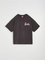 Bawełniana koszulka z nadrukiem na plecach Barbie - szary. Szare t-shirty damskie Sinsay, l, bez wzorów, z bawełny, bez kołnierzyka. Za 25.99 zł.