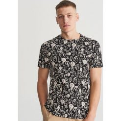 T-shirt z printem - Czarny. T-shirty męskie marki Reserved. Za 39.99 zł.