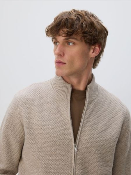 Rozpinany sweter ze stójką - beżowy. Brązowe kardigany męskie Reserved, l, bez wzorów, z dzianiny. Za 139.99 zł.