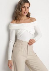 Biała Bluzka z Wiskozą z Dekoltem Typu Hiszpanka Amoilea. Białe bluzki damskie Born2be, na lato, m, bez wzorów, z jeansu, eleganckie, bez kołnierzyka, bez ramiączek. Za 49.99 zł.