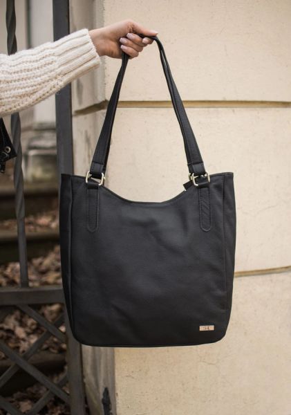 Shopperka skórzana SHE S01 czarna. Czarne torebki do ręki damskie SHE, bez wzorów, ze skóry, bez dodatków. Za 229.99 zł.