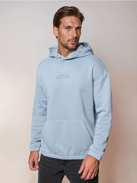 Bluza hoodie z napisem - niebieski. Niebieskie bluzy męskie Sinsay, l, bez wzorów, bez kaptura. Za 35.99 zł.