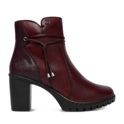 Botki Rieker. Czerwone botki damskie Rieker, bez obcasa, na słupku, bez zapięcia. Za 429.99 zł.