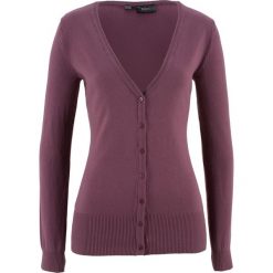Sweter rozpinany z gładkiej dzianiny bonprix matowy jeżynowy. Kardigany damskie marki bonprix. Za 59.99 zł.