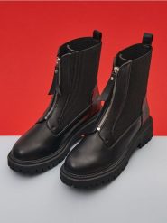 Botki - czarny. Czarne botki damskie Sinsay, bez obcasa, bez zapięcia. Za 119.99 zł.