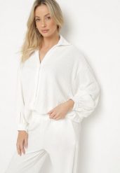 Biała Koszula Oversize z Prążkowanej Tkaniny z Bufiastymi Rękawami Merriana. Białe bluzki damskie Born2be, l, bez wzorów, z jeansu, klasyczne, bez kołnierzyka, bez ramiączek. Za 99.99 zł.