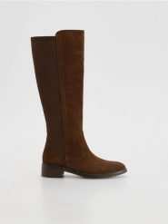 Zamszowe kozaki z elastyczną cholewką - brązowy. Brązowe kozaki damskie Reserved, z zamszu, bez obcasa. Za 279.99 zł.