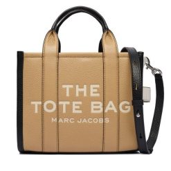 Torebka Marc Jacobs. Brązowe torebki do ręki damskie Marc Jacobs, bez wzorów, klasyczne, bez dodatków. Za 1,939.00 zł.