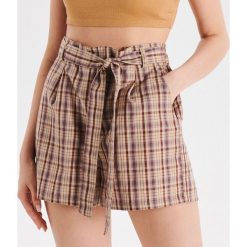 Szorty High Waist z paskiem - Fioletowy. Szorty damskie marki Cropp. Za 59.99 zł.