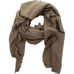 Szal GUESS - AW7951 POL03 OLV. Szaliki i chusty damskie marki Guess. W wyprzedaży za 139.00 zł.
