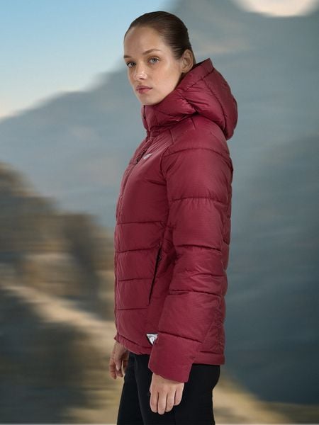 4F Kurtka puchowa trekkingowa z wypełnieniem Primaloft Silver damska - burgundowa XL. Czerwone kurtki damskie 4f, s, bez wzorów, z materiału, bez kaptura. Za 499.99 zł.