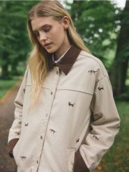 Jeansowa kurtka z haftem - beżowy. Brązowe kurtki damskie Reserved, l, bez wzorów, z denimu, bez kaptura. Za 229.99 zł.