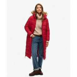 Długi pikowany płaszcz z kapturem z futerkiem sztucznym. Czerwone płaszcze damskie Superdry., bez wzorów, eleganckie, długie, z kapturem. W wyprzedaży za 520.60 zł.