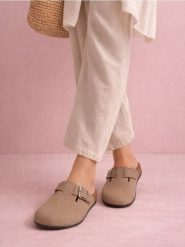 Klapki z klamrą z imitacji zamszu - beżowy. Brązowe klapki damskie Sinsay, bez wzorów, bez obcasa. Za 49.99 zł.