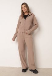 Ciemnobeżowy Komplet Dresowy z Prążkowanego Materiału Bluza z Kapturem i Spodnie Alatha. Brązowe bluzy sportowe damskie Born2be, l, bez wzorów, z dresówki, z kapturem, trekkingowe. Za 169.99 zł.