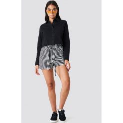 NA-KD Trend Koszula jeansowa z surowym brzegiem - Black. Koszule damskie marki NA-KD Trend. W wyprzedaży za 80.97 zł.