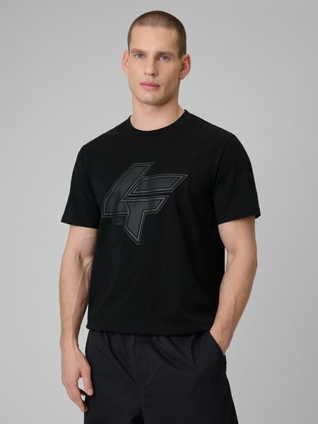 4F T-shirt regular z nadrukiem męski - czarny M. Czarne t-shirty męskie 4f, m, bez wzorów, z materiału, klasyczne, bez kołnierzyka. Za 69.99 zł.