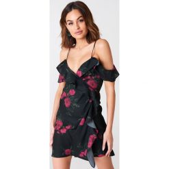 NA-KD Boho Sukienka kopertowa z odkrytymi ramionami - Black. Sukienki damskie marki NA-KD Boho. W wyprzedaży za 80.97 zł.