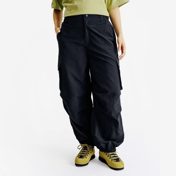 Spodnie cargo damskie Lifetech. Czarne spodnie materiałowe damskie Decathlon, xs, bez wzorów, z materiału. Za 179.99 zł.