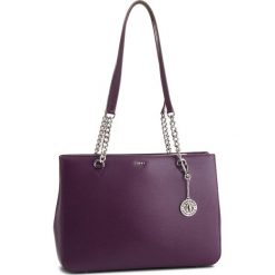 Torebka DKNY - R74A3008 Brinjal 1 6BJ. Fioletowe torebki do ręki damskie DKNY, ze skóry. Za 1,199.00 zł.