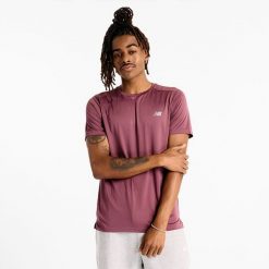 Koszulka męska New Balance MT41222FDP – fioletowa. Fioletowe koszulki sportowe męskie New Balance, m, bez wzorów, z materiału, bez kołnierzyka, bez ramiączek, do biegania. Za 99.99 zł.