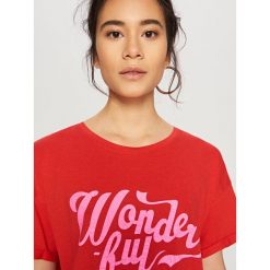 T-shirt z nadrukiem - Czerwony. Czerwone t-shirty damskie Reserved, l, bez wzorów, bez kołnierzyka. Za 39.99 zł.