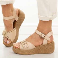 Camelowe sandały damskie na koturnie Sergio Leone Sk067H. Brązowe sandały damskie Sergio Leone, bez wzorów, z jeansu, bez obcasa, na koturnie, bez zapięcia. Za 139.00 zł.