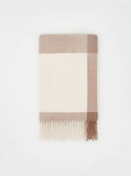 Szalik w kratę - brązowy. Brązowe szaliki i chusty damskie Reserved, bez wzorów. W wyprzedaży za 45.99 zł.