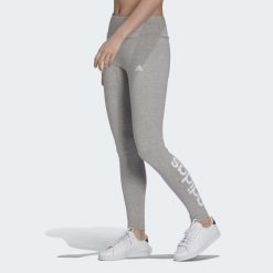Leginnsy Essentials High-Waisted Logo. Białe legginsy damskie Adidas, bez wzorów, na fitness i siłownię. Za 103.00 zł.