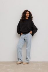 Bluza damska o kroju oversize z HAFTEM w kolorze TOTALLY BLACK - CRAFT-UNI. Czarne bluzy damskie Marsala, m, bez wzorów, z bawełny, bez kaptura. Za 349.90 zł.