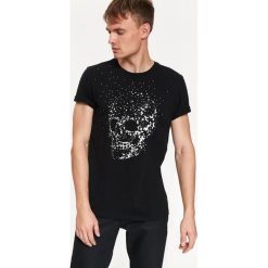 T-SHIRT DOPASOWANY Z APLIKACJĄ. T-shirty męskie marki TOP SECRET. W wyprzedaży za 29.99 zł.