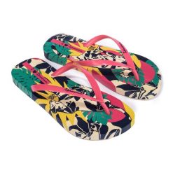 Japonki damskie Ipanema Graffiti III. Czerwone klapki damskie Ipanema, bez wzorów, z materiału, sportowe, bez obcasa. Za 59.99 zł.