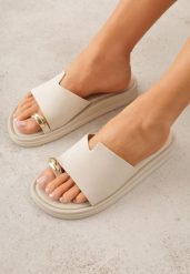 Beżowe Klapki Japonki Ozdobione Aplikacją na Palcu Noevianna. Brązowe klapki damskie Renee, z aplikacjami, z jeansu, bez obcasa, na płaskiej podeszwie. Za 79.99 zł.