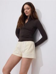 Bawełniane szorty - kremowy. Białe szorty damskie Reserved, l, bez wzorów, z bawełny. Za 39.99 zł.