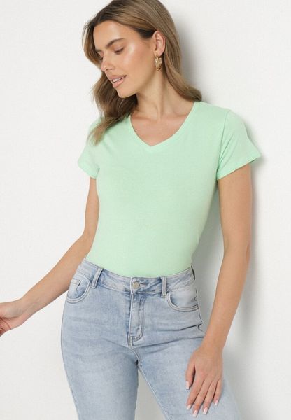 Zielony Bawełniany T-shirt z Dekoltem w Serek Nusarisa. Zielone bluzki damskie Born2be, l, bez wzorów, z bawełny, bez kołnierzyka, bez ramiączek. Za 29.99 zł.