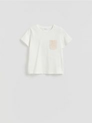 T-shirt z aplikacją - inny. T-shirty damskie Reserved, l, z aplikacjami, z bawełny, bez kołnierzyka. Za 79.99 zł.