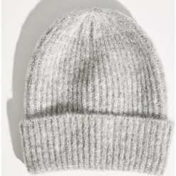 Czapka typu beanie - Jasny szar. Szare czapki i kapelusze damskie Sinsay. Za 19.99 zł.