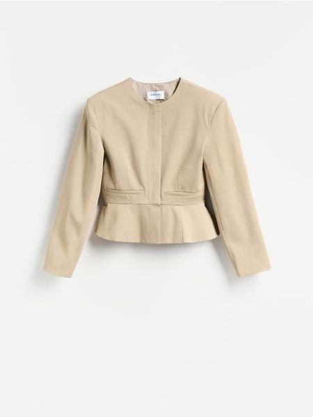 Krótka marynarka - beżowy. Brązowe żakiety damskie Reserved, l, bez wzorów, z tkaniny. Za 249.99 zł.