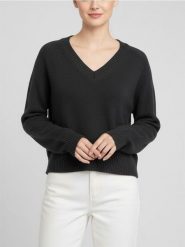 Sweter z dekoltem V - czarny. Czarne swetry damskie Sinsay, l, bez wzorów, bez kołnierzyka, bez ramiączek, bez kaptura. Za 49.99 zł.