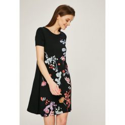 Desigual - Sukienka. Sukienki damskie Desigual, z nadrukiem, z dzianiny, casualowe, z okrągłym kołnierzem. W wyprzedaży za 239.90 zł.