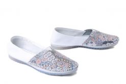 MACIEJKA 1930W-66/00-0 biały + etniczne wzory, baleriny damskie. Białe baleriny damskie Maciejka, na lato, bez wzorów, ze skóry, bez obcasa. Za 219.90 zł.