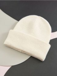 Czapka basic - kremowy. Białe czapki i kapelusze damskie Sinsay, bez wzorów, z materiału. Za 19.99 zł.