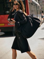 4F Torba treningowa (ok. 35 L) 4F x Anna Lewandowska - czarna Uniwersalny. Czarne plecaki damskie 4f, bez wzorów, biznesowe. Za 249.99 zł.