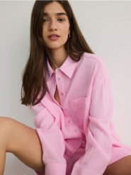 Koszula z bawełnianego muślinu - różowy. Czerwone koszule damskie Reserved, l, bez wzorów, z bawełny, bez kołnierzyka, bez ramiączek. W wyprzedaży za 99.99 zł.