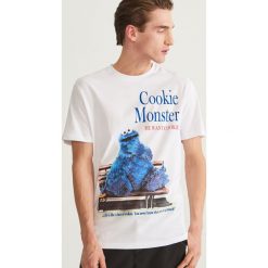 T-shirt z nadrukiem - Biały. Białe t-shirty męskie Reserved, z nadrukiem. Za 59.99 zł.