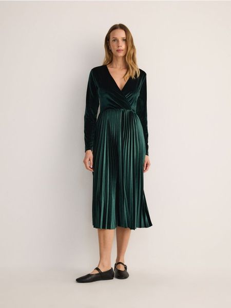 Welurowa sukienka z plisowaniem - morski. Zielone sukienki damskie Reserved, l, bez wzorów, z dzianiny, bez kołnierzyka, bez ramiączek, midi, rozkloszowane. W wyprzedaży za 79.99 zł.