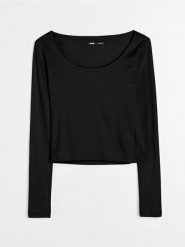 Bawełniana bluzka z długim rękawem - czarny. Czarne bluzki damskie Sinsay, l, bez wzorów, z bawełny, bez kołnierzyka, bez ramiączek. Za 19.99 zł.